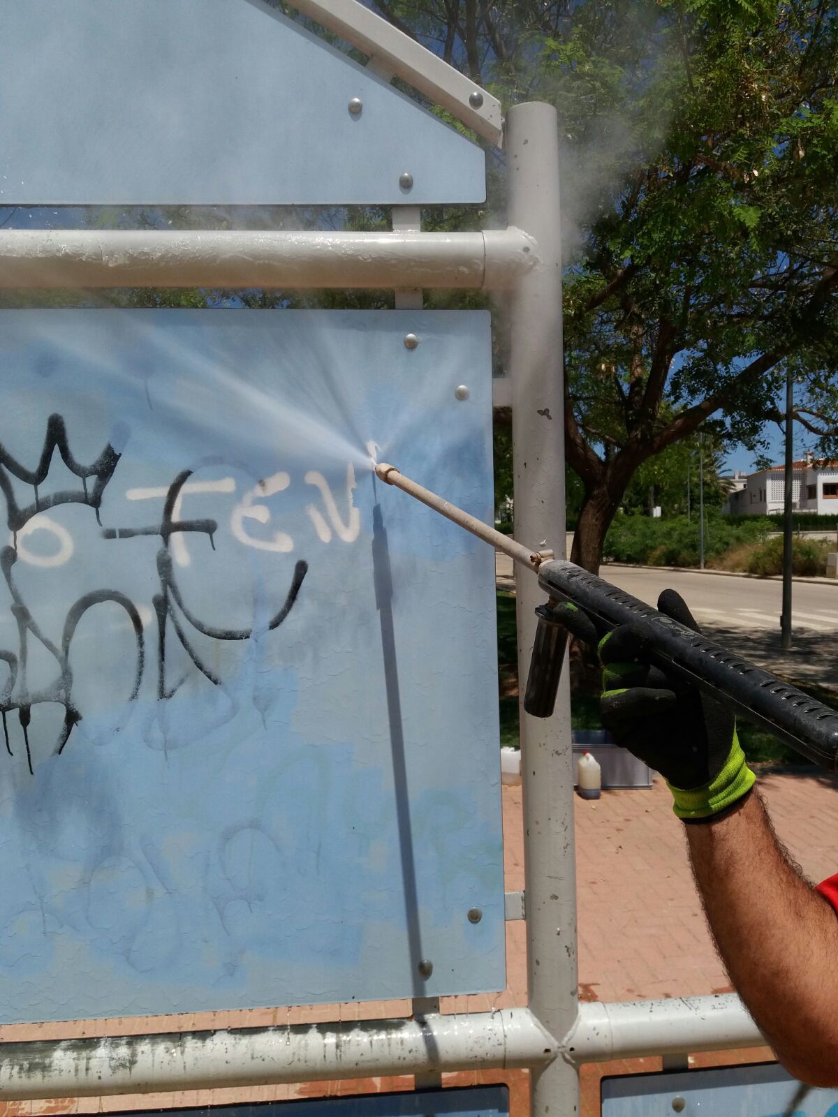 La Regidoria de Neteja Viària inicia els treballs per eliminar grafitis i xiclets