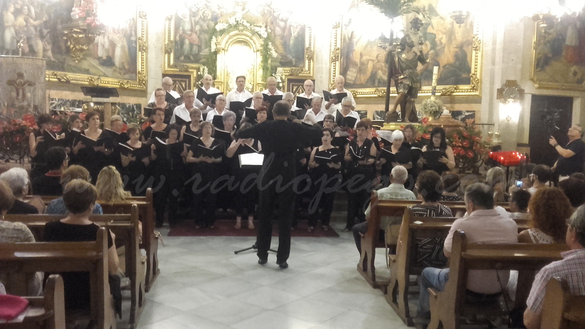 El concert de Festes de l’Orfeó de Pego celebra amb tots els honors els 50 anys de música coral a Pego