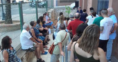 El Club de Lectura de Pego homenatja el poeta Miguel Hernández plantant una figuera provinent del seu hort
