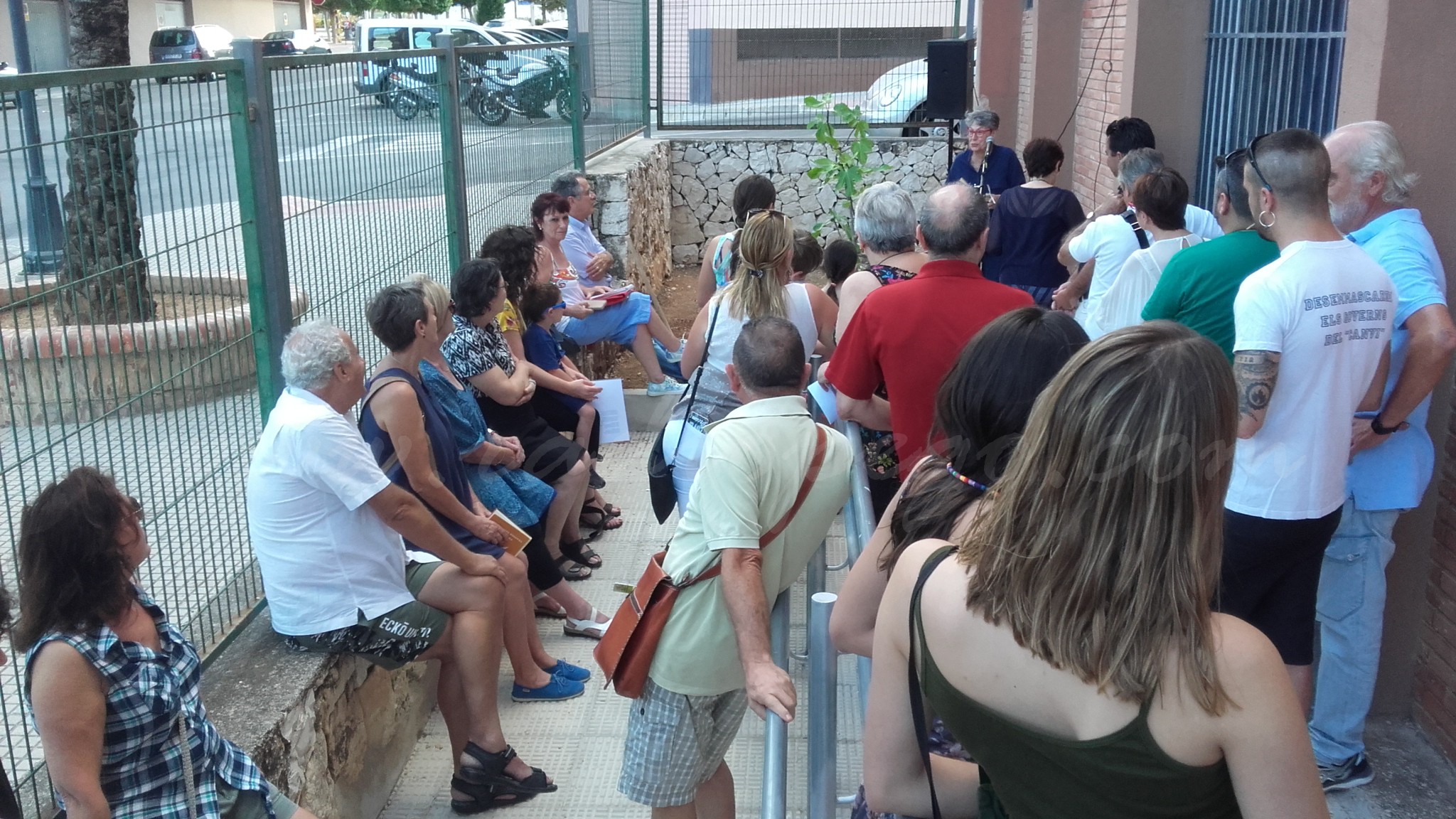 El Club de Lectura de Pego homenatja el poeta Miguel Hernández plantant una figuera provinent del seu hort