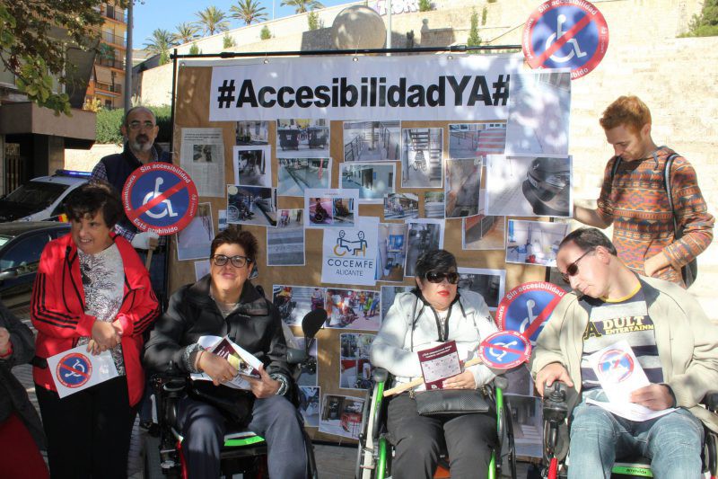 «Accessibilitat ja!» van exigir ahir les associacions de persones amb discapacitat, entre elles la pegolina Obrint Camí