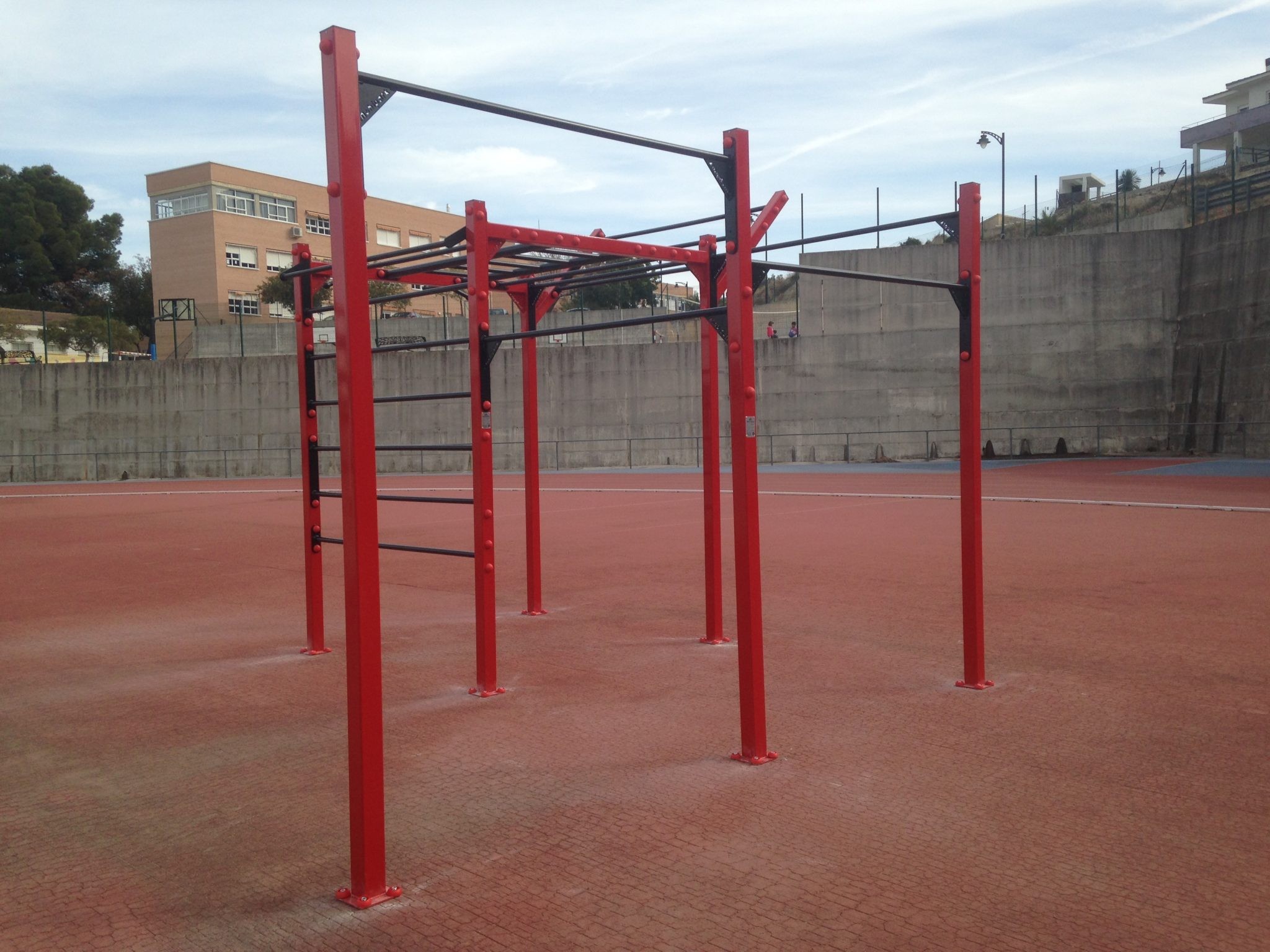 La Regidoria d’Esports instal·la aparells per a practicar esport a la pista d’atletisme