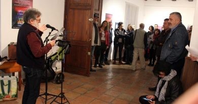 Javier Ruiz ‘Txin’ juga amb els colors de les eixides de sol i el campanar de Pego en ‘Albades Impossibles’