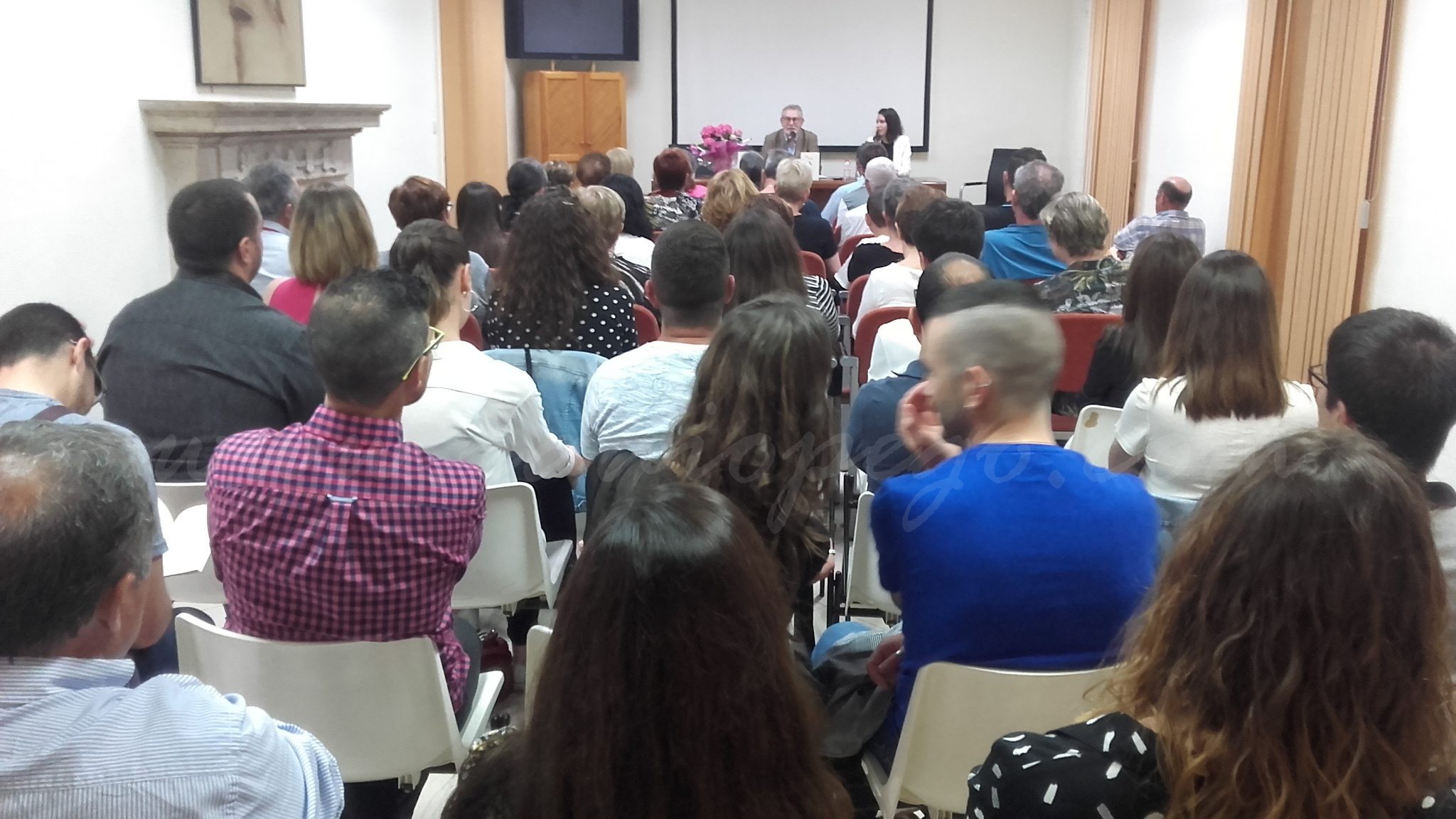 ‘Sota la pell nua’, l’òpera prima de la pegolina Maria Alemany Tomàs, «parla de tot allò que no es pot cobrir ni tapar amb cap peça de roba»