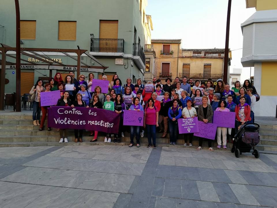 Més de mig centenar de persones es concentren a Pego per a exigir els 200 milions d’euros promesos per al Pacte d’Estat contra la violència masclista