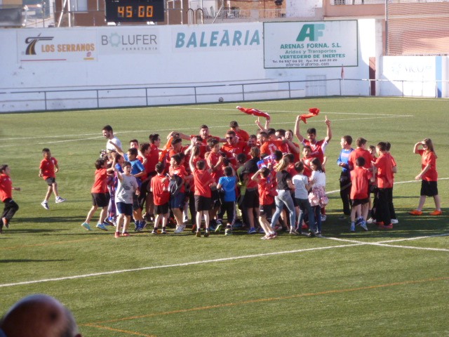 El Pego CF celebra amb una nova victòria al Cervantes l’ascens a Preferent