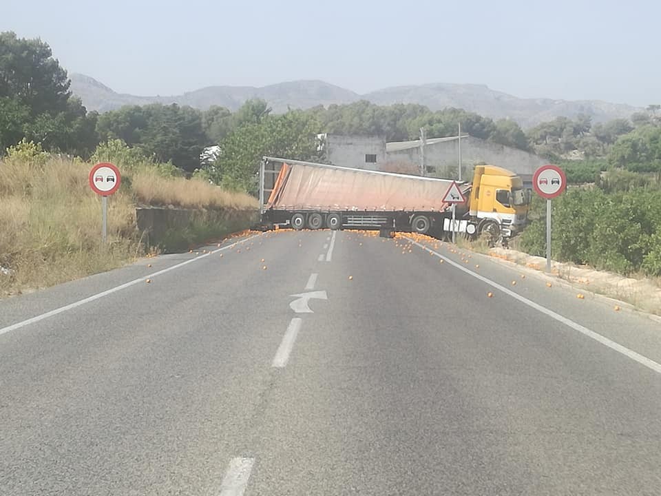 Tallada la carretera Pego-Oliva i viceversa pel creuament d’un camió a l’altura de la Conga