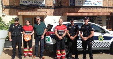 Acció Urgent dóna un desfibrilador a la Policia Local de Pego