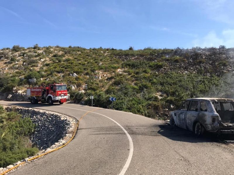 Un cotxe en flames va provocar ahir un incendi forestal entre Pego i la Vall d’Ebo