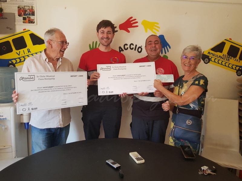 Atzaïla dóna a Acció Urgent 1.000€  recaptats en el Cicle Musical Casa Benigalip