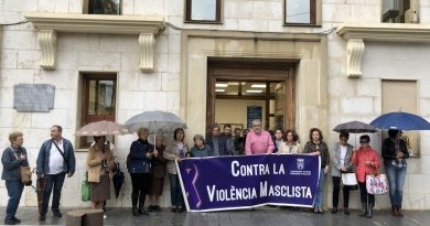 Minut de silenci a les portes de l’Ajuntament de Pego per un nou cas de violència masclista a Dénia