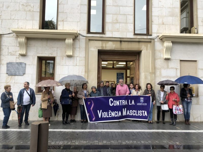 Minut de silenci a les portes de l’Ajuntament de Pego per un nou cas de violència masclista a Dénia