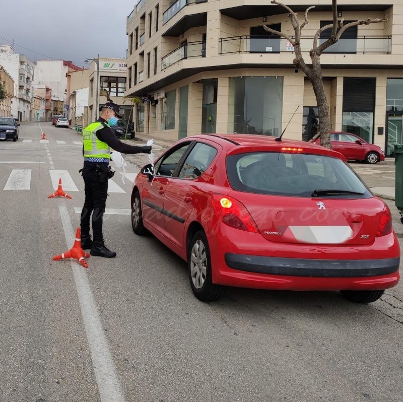 La policia local de Pego reparteix més de 1000 mascaretes