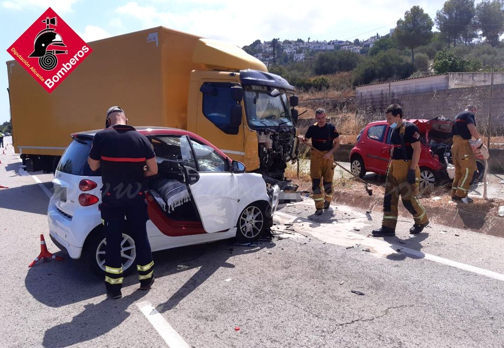 Una dona ferida de gravetat en un accident entre un camió i un cotxe a la CV-700