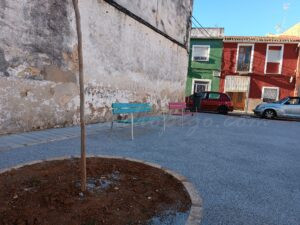 Recollida de taps per a convertir-los en bancs a Pego