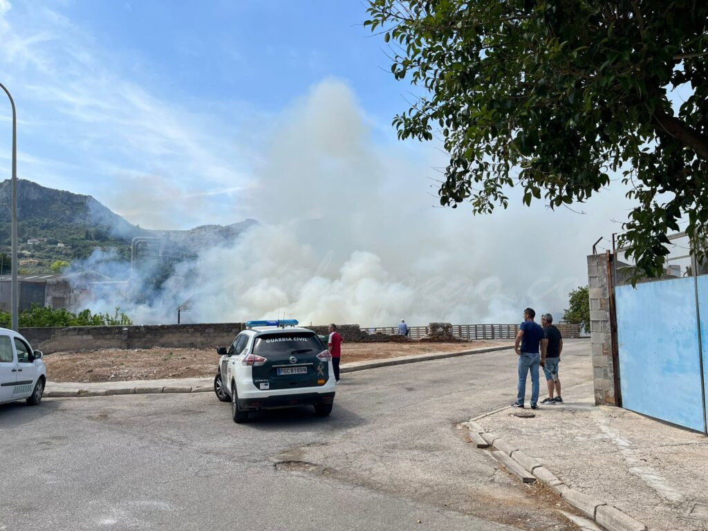 Incendi a la zona del barranc de Benituba a Pego