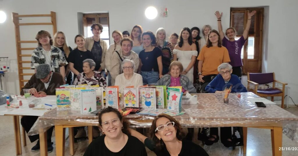 Infojove Pego reunix joves i gent gran en un nou projecte de col·laboració intergeneracional