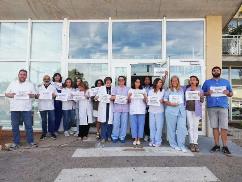 Treballadors i treballadores del departament de salut de Dénia es concentren per exigir la fi de la discriminació que senten