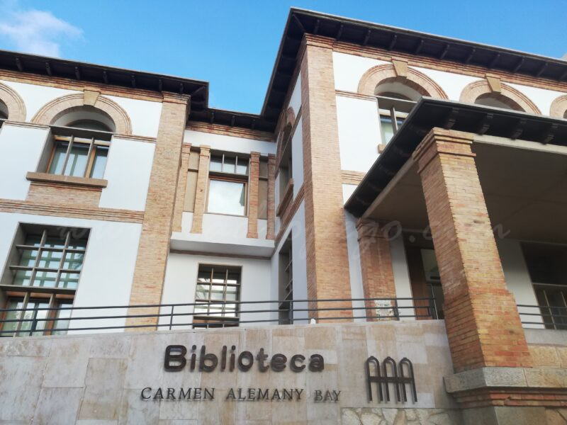 La biblioteca «abraça tot el saber humà», sentencia la bibliotecària de Pego