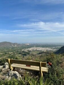 Les muntanyes de Pego compten amb tres bancs per contemplar el terme instal·lats pel Centre Excursionista