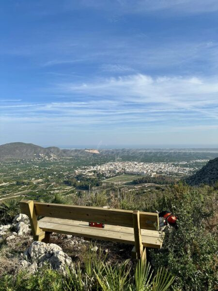 Les muntanyes de Pego compten amb tres bancs per contemplar el terme instal·lats pel Centre Excursionista