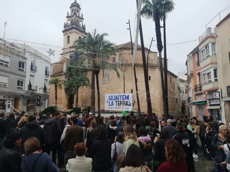 «El comerç local morirà degut a l’arribada de multinacionals» associades al PAI Pego Golf, denunciaren dissabte a la plaça de l’Ajuntament els portaveus de l’Assemblea ‘Guaitem la terra’