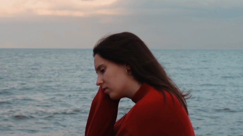 La pegolina Llúcia Peiró llança el senzill ‘Estima’t’, avançament del seu EP debut