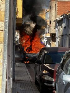 L’incendi d’un cotxe obliga a desallotjar el veïnat d’una de les cases davant de les quals estava aparcat