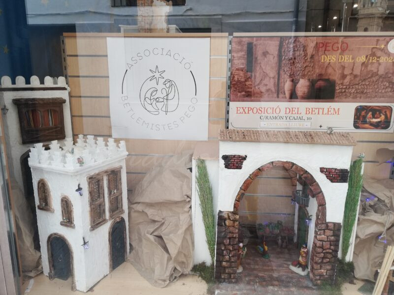 Figures centenàries i elements locals protagonitzen el pessebre de l’associació betlemista de Pego