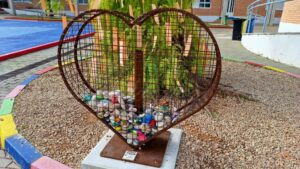 El Ceip Ambra crea una escultura en forma de cor per simbolitzar la filosofia educativa dels seus 30 anys d’història