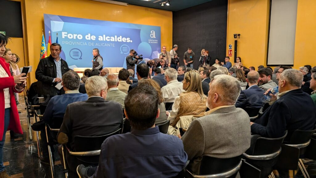 «Els diners haurien de ser finalistes perquè els ajuntaments hem demostrat que som suficientment responsables per a gestionar els nostres diners», paraules de l’alcalde de Pego, Enrique Moll després d’assistir al Fòrum d’Alcaldes