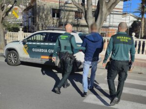 Detingut un home per robatoris amb força en cases i establiments de Calp