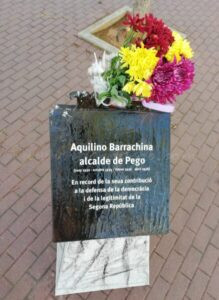 L’Associació per a la Memòria Històrica de Pego visibilitza la figura d’Aquilino Barrachina amb la instal·lació d’un monòlit temporal