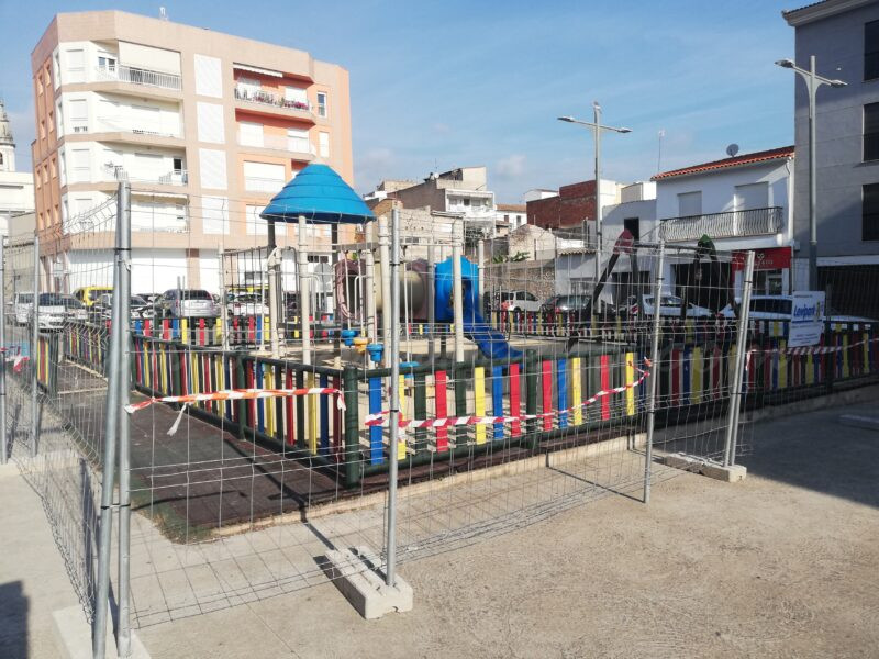 S’inicien les obres per a renovar el parc infantil de la Plaça de l’Antic Regne de València