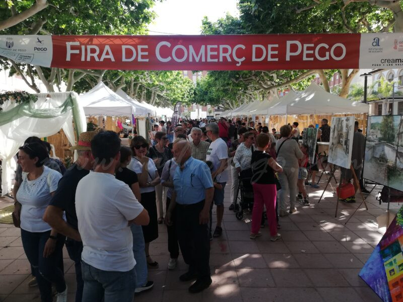 La Fira de Comerç de Pego lluïx sota l’ombra del Passeig Cervantes