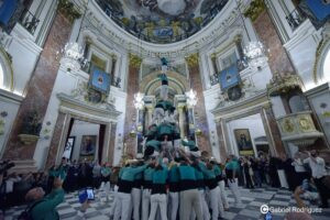 La Muixeranga de la Marina Alta fa història en ser la primera en actuar a la basílica de la Mare de Déu dels Desemparats