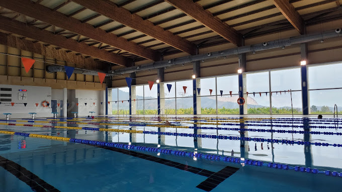 La plantilla de la piscina coberta de Pego denuncia més d’un any d’incompliments salarials