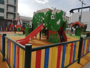 S’obri al públic el parc infantil de la plaça Antic Regne de València