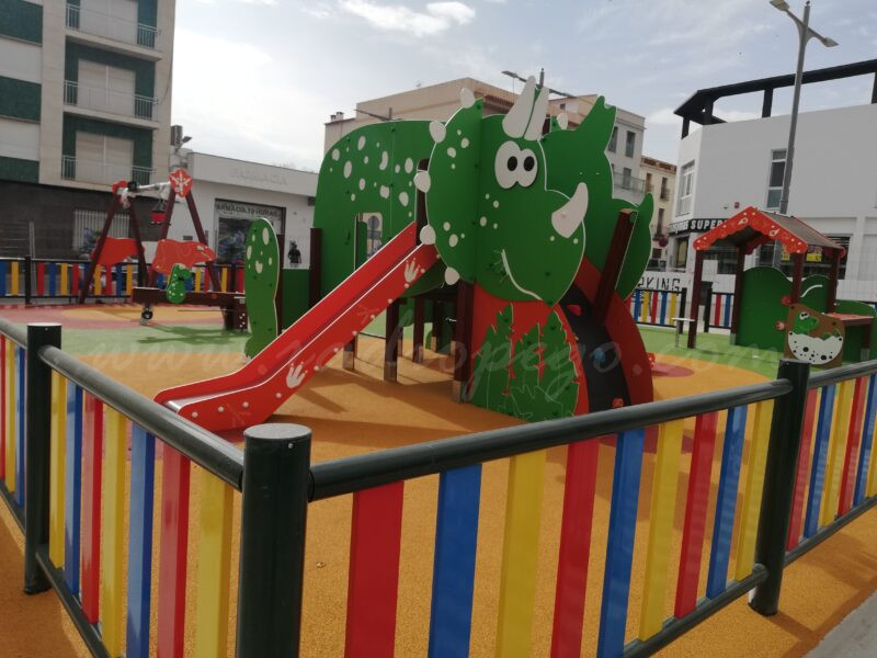 S’obri al públic el parc infantil de la plaça Antic Regne de València