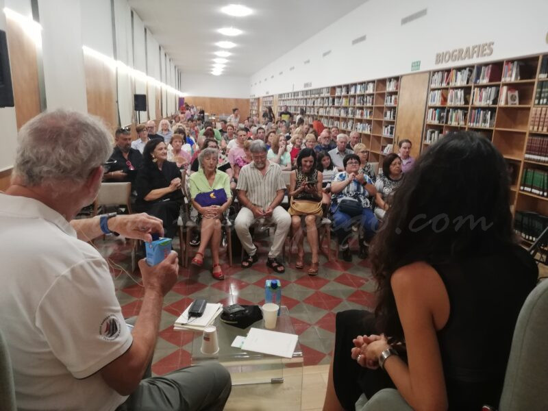 ‘Els Afores’ mostra “una maduresa en el tractament de temes que en els altres [poemaris] no hi ha”, afirma la poeta pegolina Isabel Garcia Canet