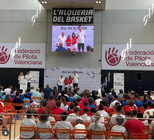 Lia i Iris presents en el lliurament de trofeus dels 43ns Jocs Esportius de Pilota