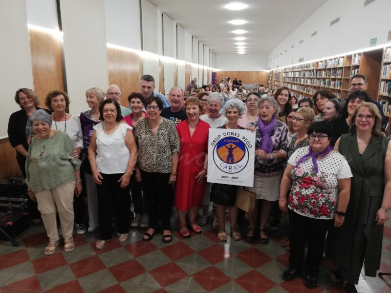 Dones Cabal celebra el seu 25 aniversari rodejada de la gent que contribuïx a crear una societat més igualitària