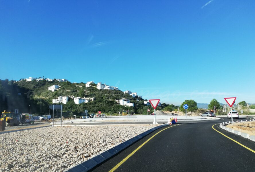 Les obres de construcció de la rotonda d’accés a Monte Pego i la millora del carril bici entre Pego i El Verger avancen