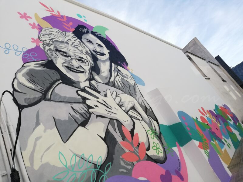 “El mural que he pintat a Pego és un homenatge a la maternitat més enllà de la mare”, descriu l’artista urbana La Nena Wapa