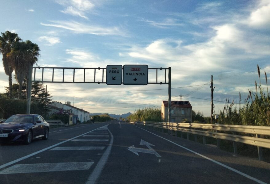 La nova fase de treballs de l’encreuament de l’hostal de Sant Jaume ha començat mesurant nivells i fites