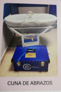 El grup ‘ALAS Mort Perinatal Marina’ dona un bressol d’abraçades a l’hospital de Dénia