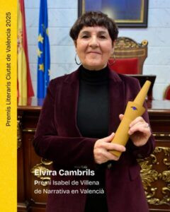 Elvira Cambrils recull el Premi Isabel de Villena de Narrativa en valencià per ‘Gramàtica dels gira-sols’
