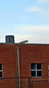 S’envolen diverses planxes del sostre del gimnàs de l’Espai Veïnal per les fortes ràfegues de vent