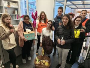 L’aula UECO de l’IES Enric Valor passa el matí a la recerca dels ous de Pasqua