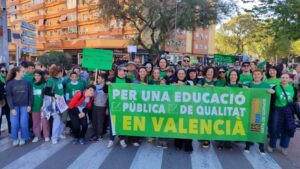 La Marina Alta tenyix Dénia de verd per a exigir una educació pública digna, amb millors condicions salarials i laborals